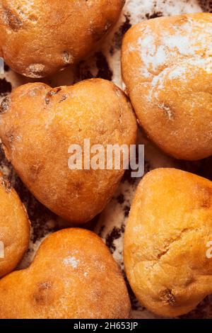 Cupcakes in Form einer Nahaufnahme des Herzens. Stockfoto