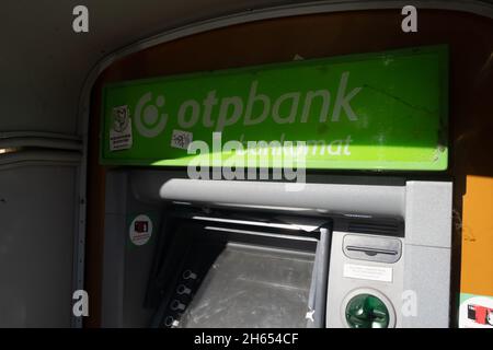 Budapest, Ungarn - 1. November 2021: Logo der Otpbank Bank, Firmenikone, illustrative Editorial. Stockfoto