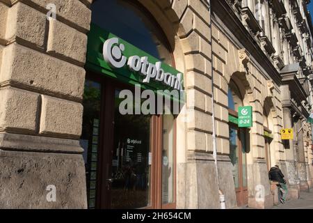 Budapest, Ungarn - 1. November 2021: Logo der Otpbank Bank, Firmenikone, illustrative Editorial. Stockfoto