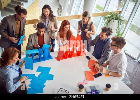 Geschäftsleute, die gemeinsam Spaß an der Arbeit und im Wettbewerb haben Stockfoto