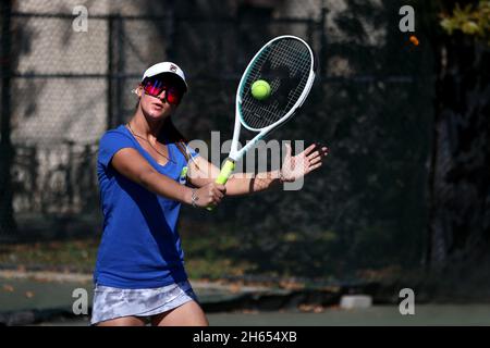 Tennis-Profi Marina Oetiker, spielt im Downtown Tennis Club, in New York City, 10/21/2021 Model veröffentlicht Stockfoto