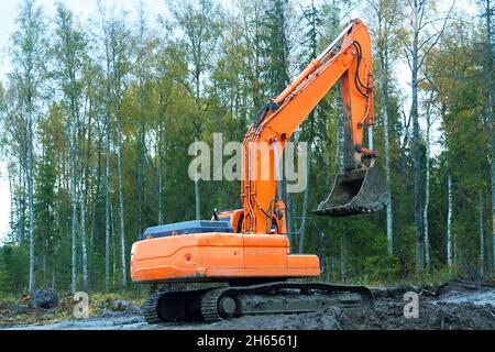 Bagger für Arbeiten in der nördlichen Waldzone Stockfoto