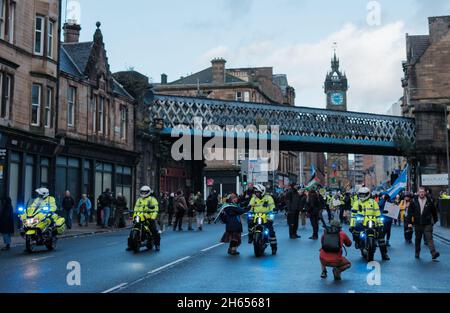 Glasgow COP26 märz Kundgebung Protest. November. Schottland. Demonstranten demonstrieren Polizeiarbeit bei einer Veranstaltung. Trongate. Umwelt. Globale Erwärmung. Stockfoto