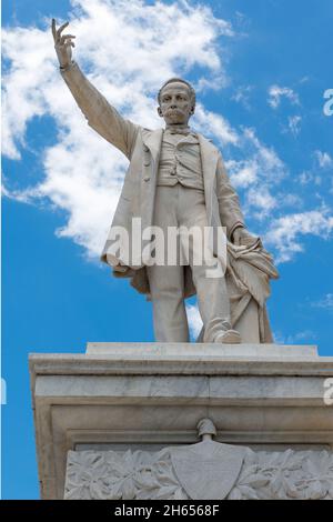 Weiße Marmorskulptur von Jose Marti in Cienfuegos, Kuba 12. November 2021 Stockfoto