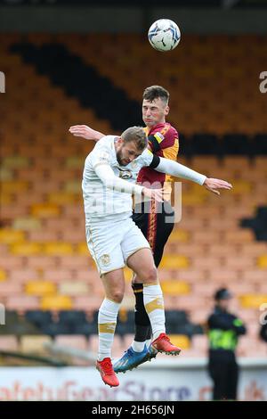 James Wilson von Port Vale (links) und Matty Foulds von Bradford City kämpfen während des zweiten Spiels der Sky Bet League im Vale Park, Stoke-on-Trent, um den Ball. Bilddatum: Samstag, 13. November 2021. Stockfoto