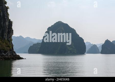 Der Kanal nördlich der Insel Cat Ba, Ha Long Bay, Quang Ninh, Vietnam Stockfoto