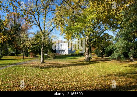 Krefeld - Blick auf das Haus Sollbrueggen, ehemaliges Adelshaus und heute Musikschule, Nordrhein-Westfalen, Deutschland, 01.11.2021 Stockfoto