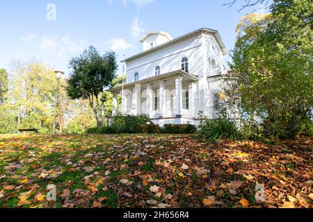 Krefeld - Nahaufnahme des im italienischen Stil erbauten Hauses Schönhausen, das sich heute im Besitz eines IT-Unternehmens befindet, Nordrhein-Westfalen, Deutschland, 01.1 Stockfoto