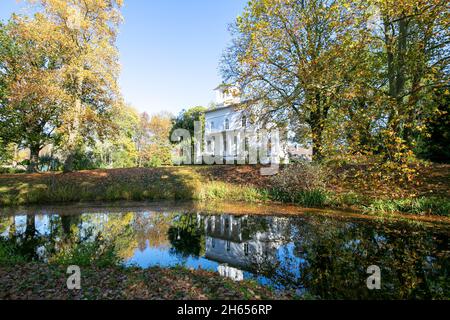 Krefeld - Nahaufnahme des im italienischen Stil erbauten Hauses Schönhausen, das sich heute im Besitz eines IT-Unternehmens befindet, Nordrhein-Westfalen, Deutschland, 01.1 Stockfoto