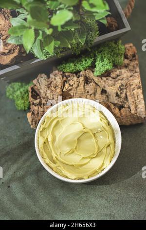 Butter für Gesicht und Körper. Hausgemachtes Wellness-Kosmetik-Rezept. DIY-Kosmetik. Wellnessbehandlungen. Selektiver Fokus Stockfoto