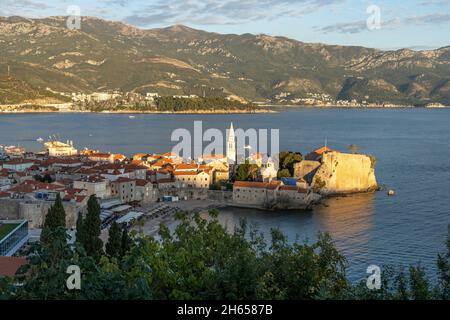 Blick auf den Strand Plaa Ricardova Glava und die Altstadt von Budva, Montenegro, Europa | Plaa Ricardova Glava Strand und die Altstadt von Budva se Stockfoto