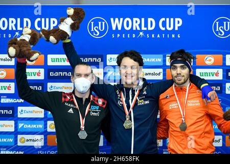 Tomaszow Mazowiecki, Polen. November 2021. TOMASZOW MAZOWIECKI, POLEN – NOVEMBER 12: Ted Jan Bloemen aus Kanada, Nils van der Poel aus Schweden, Patrick Roest vom Team Jumbo Visma aus den Niederlanden während der Medaillenübergabe der 5000 Meter während der ISU-Weltmeisterschaft 2021 am 12. November 2021 in Tomaszow Mazowiecki, Polen (Foto: Lars Hagen/Orange Picches) House of Sports Credit: Orange Pics BV/Alamy Live News Stockfoto