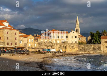 Stadtstrand Plaa Ricardova Glava und die Altstadt von Budva, Montenegro, Europa | Plaa Ricardova Glava Strand und die Altstadt von Budva, Montenegro Stockfoto