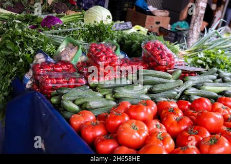 Athen, Griechenland - 06. November 2021 typischer athenischer Markt in der Kallidromiou-Straße in der Gegend von Exarchia, lebhaft, voller Düfte und Leben. Markt für frische p Stockfoto