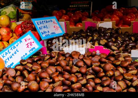 Athen, Griechenland - 06. November 2021 typischer athenischer Markt in der Kallidromiou-Straße in der Gegend von Exarchia, lebhaft, voller Düfte und Leben. Markt für frische p Stockfoto