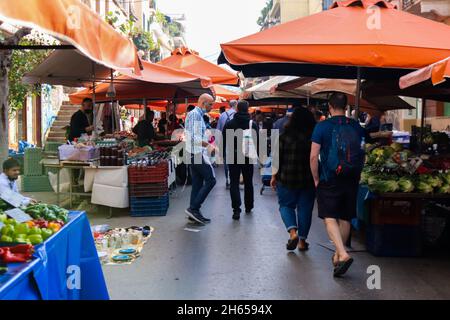 Athen, Griechenland - 06. November 2021 typischer athenischer Markt in der Kallidromiou-Straße in der Gegend von Exarchia, lebhaft, voller Düfte und Leben. Markt für frische p Stockfoto