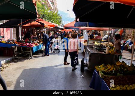 Athen, Griechenland - 06. November 2021 typischer athenischer Markt in der Kallidromiou-Straße in der Gegend von Exarchia, lebhaft, voller Düfte und Leben. Markt für frische p Stockfoto