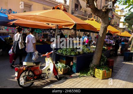 Athen, Griechenland - 06. November 2021 typischer athenischer Markt in der Kallidromiou-Straße in der Gegend von Exarchia, lebhaft, voller Düfte und Leben. Markt für frische p Stockfoto