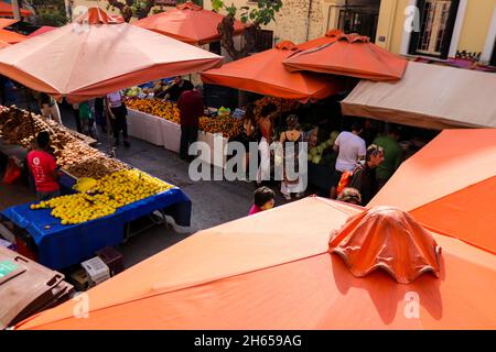 Athen, Griechenland - 06. November 2021 typischer athenischer Markt in der Kallidromiou-Straße in der Gegend von Exarchia, lebhaft, voller Düfte und Leben. Markt für frische p Stockfoto