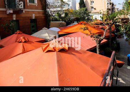 Athen, Griechenland - 06. November 2021 typischer athenischer Markt in der Kallidromiou-Straße in der Gegend von Exarchia, lebhaft, voller Düfte und Leben. Markt für frische p Stockfoto