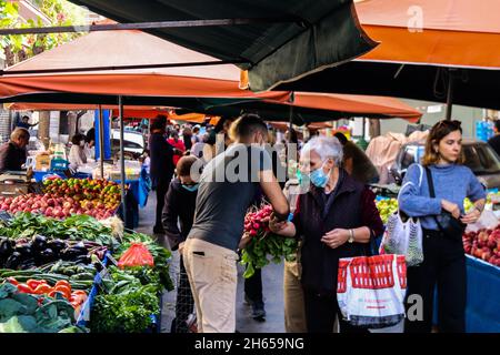 Athen, Griechenland - 06. November 2021 typischer athenischer Markt in der Kallidromiou-Straße in der Gegend von Exarchia, lebhaft, voller Düfte und Leben. Markt für frische p Stockfoto