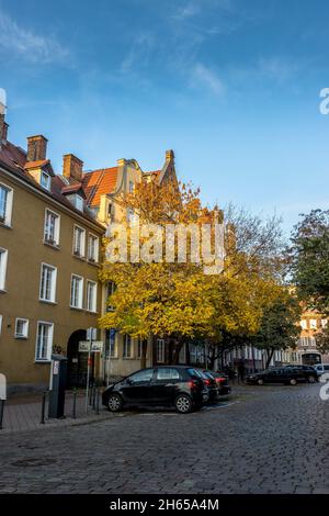 DANZIG, POLEN - 08. Okt 2021: Eine vertikale Aufnahme eines alten, architektonischen Gebäudes in Danzig, Polen Stockfoto