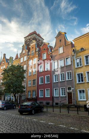 DANZIG, POLEN - 08. Oktober 2021: Die farbenfrohe Architektur der Altstadt von Danzig, Polen Stockfoto