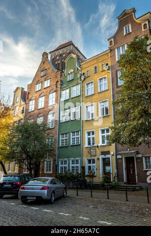 DANZIG, POLEN - 08. Okt 2021: Eine vertikale Aufnahme eines alten, architektonischen Gebäudes in Danzig, Polen Stockfoto