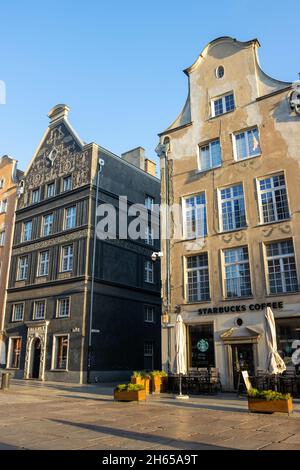 DANZIG, POLEN - 08. Okt 2021: Eine vertikale Aufnahme eines alten, architektonischen Gebäudes in Danzig, Polen Stockfoto