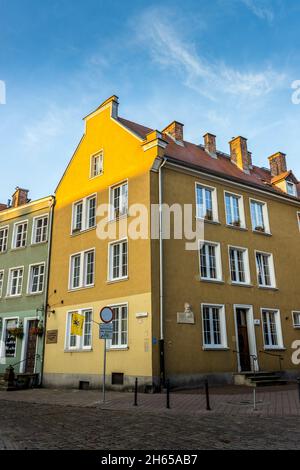 DANZIG, POLEN - 08. Okt 2021: Eine vertikale Aufnahme eines alten, architektonischen Gebäudes in Danzig, Polen Stockfoto