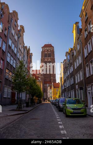 DANZIG, POLEN - 08. Oktober 2021: Eine vertikale Aufnahme der Basilika Santa Maria in Danzig, Polen Stockfoto