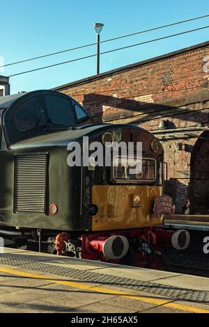 D345 am Bahnsteig 5 am Bahnhof Preston, während der 196L 'The Double Scotch' Railtour. Stockfoto