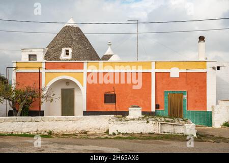 Masseria mit Trullo auf dem Land, traditionelles altes Haus und alte Steinmauer in Apulien, Italien, Europa Stockfoto