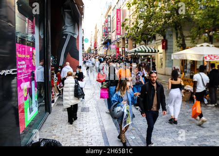 Athen, Griechenland - 07. November 2021 Menschenmassen gehen und einkaufen in der Ermou Straße während der Coronavirus-Epidemie trifft Griechenland, Maske ist nicht Manda Stockfoto