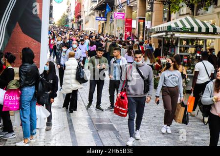 Athen, Griechenland - 07. November 2021 Menschenmassen gehen und einkaufen in der Ermou Straße während der Coronavirus-Epidemie trifft Griechenland, Maske ist nicht Manda Stockfoto