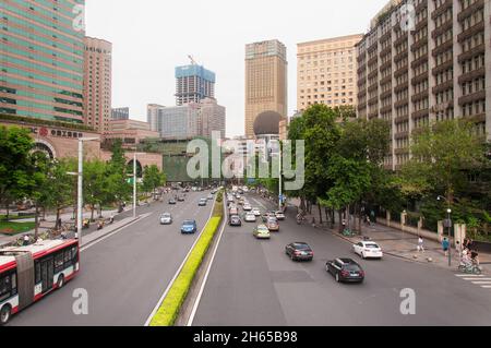 Chengdu, china. 27. Juni 2018. Verkehr auf den Straßen der Stadt chengdu china an einem bewölkten Tag in der Provinz sichuan. Stockfoto