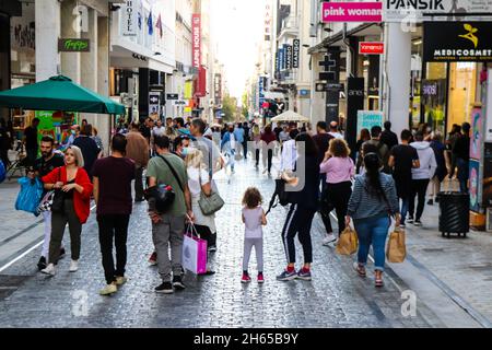 Athen, Griechenland - 07. November 2021 Menschenmassen gehen und einkaufen in der Ermou Straße während der Coronavirus-Epidemie trifft Griechenland, Maske ist nicht Manda Stockfoto