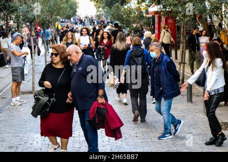 Athen, Griechenland - 07. November 2021 Menschenmassen gehen und einkaufen in der Ermou Straße während der Coronavirus-Epidemie trifft Griechenland, Maske ist nicht Manda Stockfoto