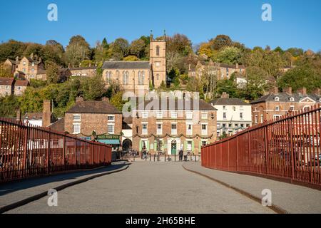 Herbstansicht der Dorfstadt von Ironbridge von der historischen Eisenbrücke, Shropshire, England, Großbritannien, an einem sonnigen Nachmittag im November Stockfoto