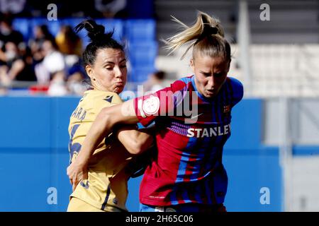 Barcelona, Spanien. November 2021. Barcelona, Spanien, 13. November 2021: Jucinara Thais (16 Levante) und Ana-Maria Crnogorcevic (18 Barcelona)während des Primera Iberdrola-Spiels zwischen Barcelona und Levante im Johan Cruyff-Stadion in Sant Joan Despi, Barcelona, Spanien. Rafa Huerta/SPP Credit: SPP Sport Press Photo. /Alamy Live News Stockfoto