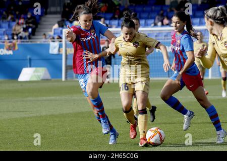 Barcelona, Spanien. November 2021. Barcelona, Spanien, 13. November 2021: Ingrid Syrstad Engen (23 Barcelona) und Jucinara Thais (16 Levante) beim Primera Iberdrola-Spiel zwischen Barcelona und Levante im Johan Cruyff-Stadion in Sant Joan Despi, Barcelona, Spanien. Rafa Huerta/SPP Credit: SPP Sport Press Photo. /Alamy Live News Stockfoto