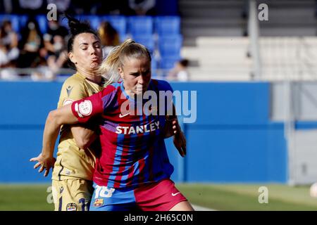 Barcelona, Spanien. November 2021. Barcelona, Spanien, 13. November 2021: Jucinara Thais (16 Levante) und Ana-Maria Crnogorcevic (18 Barcelona)während des Primera Iberdrola-Spiels zwischen Barcelona und Levante im Johan Cruyff-Stadion in Sant Joan Despi, Barcelona, Spanien. Rafa Huerta/SPP Credit: SPP Sport Press Photo. /Alamy Live News Stockfoto