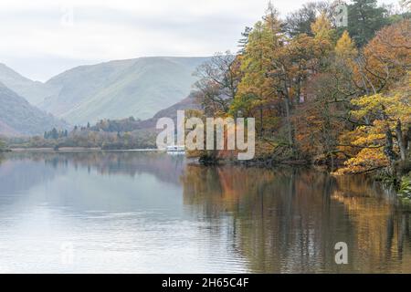 Blick auf Ullswater im Lake District in Cumbria, England, an einem ruhigen frühen Novembermorgen. Atemberaubende Seenlandschaft mit Herbstfarben. Stockfoto