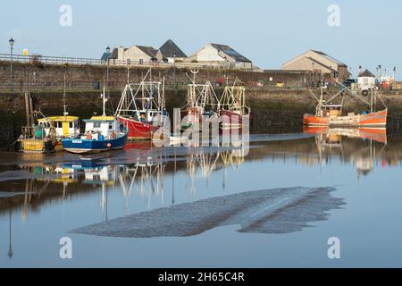 Bunte Fischerboote im Hafen von Maryport, einer hübschen Küstenstadt in Cumbria, England, Großbritannien Stockfoto