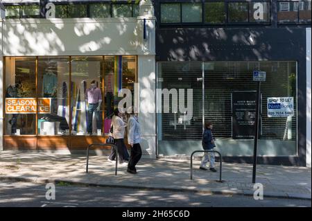 Im Wohlstandsgebiet von Hampstead High Street, Hampstead, London, Großbritannien, können Sie einkaufen und vermieten. 11 Mai 2009 Stockfoto