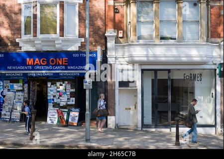 Im Wohlstandsgebiet von Hampstead High Street, Hampstead, London, Großbritannien, können Sie einkaufen und vermieten. 11 Mai 2009 Stockfoto