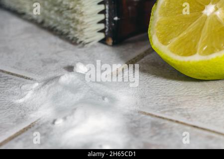 Fliesenfugen reinigen Stockfoto