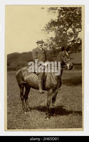 Originalpostkarte aus dem frühen 20. Jahrhundert mit einem Mann auf einem Pferd, Cardiganshire, Wales, datiert vom 1912. Juni auf der Rückseite. Stockfoto