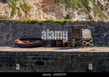 Dockside 'funiture' (Boot, Fässer) - Charlestown Harbour und historische Werft, südlicher Cornwall, Großbritannien. Stockfoto