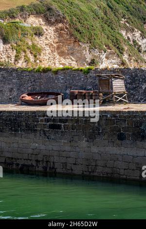 Dockside 'funiture' (Boot, Fässer) - Charlestown Harbour und historische Werft, südlicher Cornwall, Großbritannien. Stockfoto